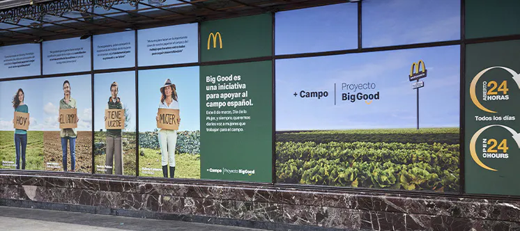 Cartel informativo con imágenes del campo donde aparece un poste con el logo de McDonalds y con texto explicando lo que es Big Good