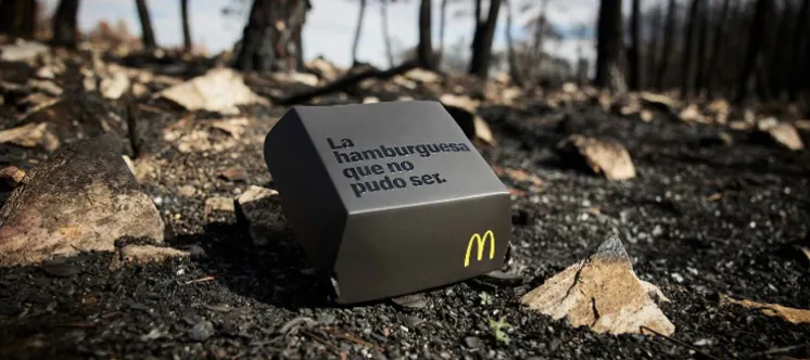 Una caja de una hamburguesa McDonalds negra en medio de un bosque