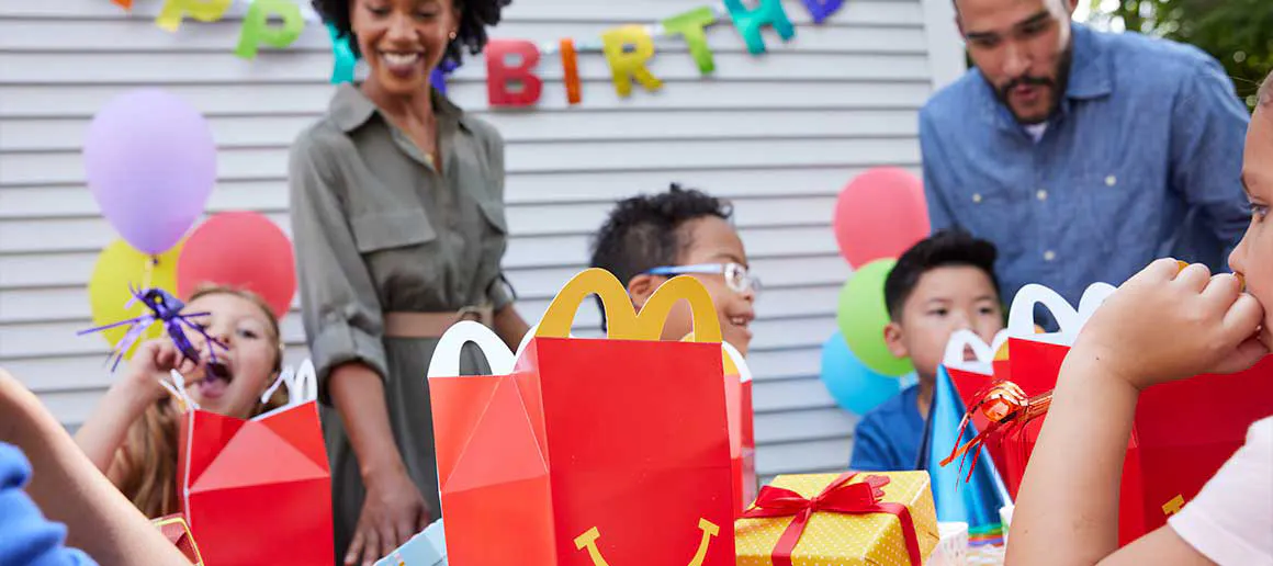 Niños celebrando un cumpleaños en el patio de casa con Happy Meals
