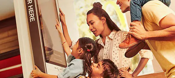 Familia completando pedido en una pantalla táctil