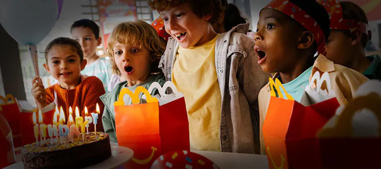 Grupo de niños disfrutando de un menú McDonalds