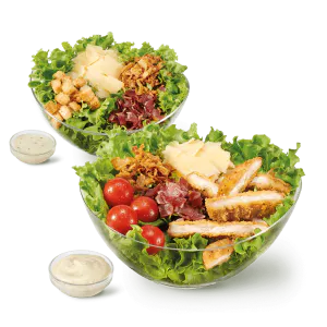 Dos ensaladas diferentes con su salsa de lado