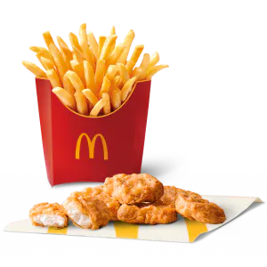 Unos McNuggets encima de una servilleta de McDonalds y unas patatas fritas de fondo