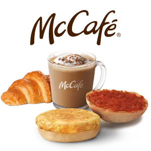 Un vaso de café con el texto de McCafé en el vaso inscrito, dos panes uno con tortilla y otro con tomate y un croissant