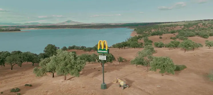 Lago y en su orilla un estandarte de McDonalds