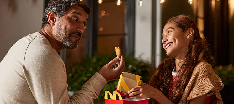 Familia disfrutando de un menu McDonalds