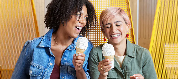 Dos mujeres disfrutando cada uno de un helado
