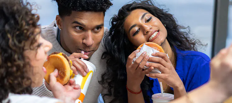 Grupo de amigos compartiendo un menú McDonalds